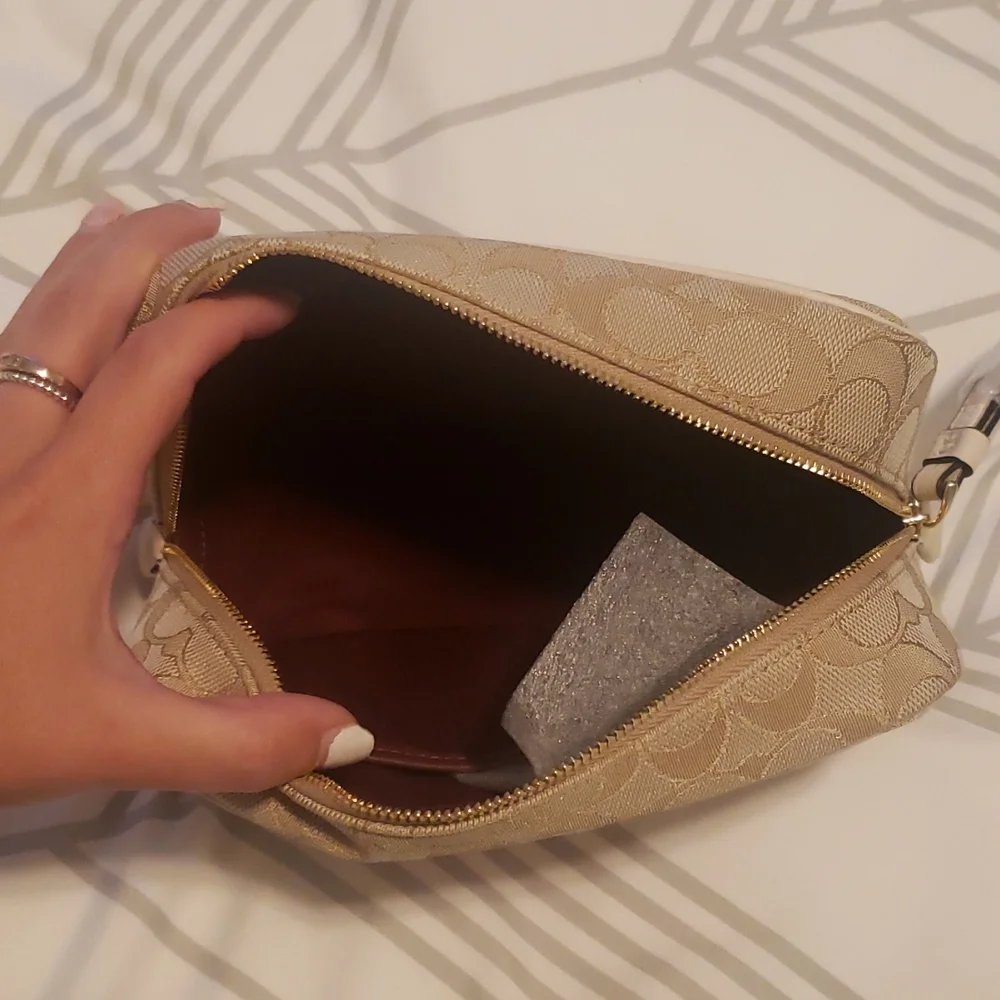 NWT Coach cosmetic bad - Picture 5 of 8